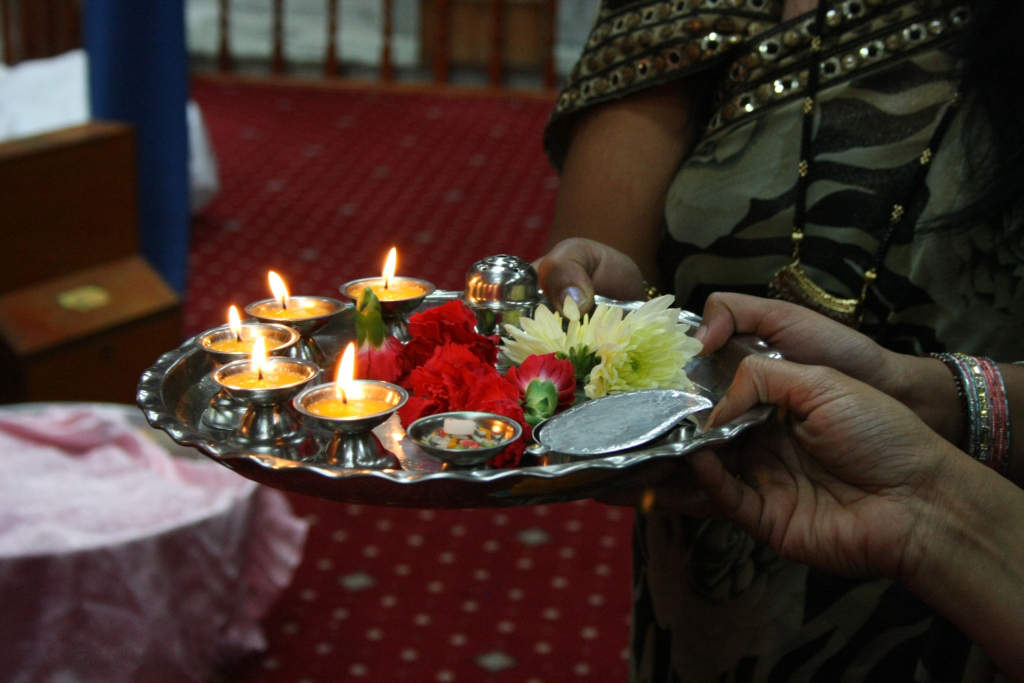 Arti (Hinduism): Hindu religious ritual of worship, a part of ''puja'', in which light is offered