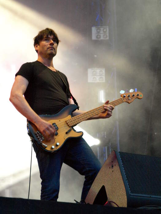 Alex James (musician): English bassist (born 1968)