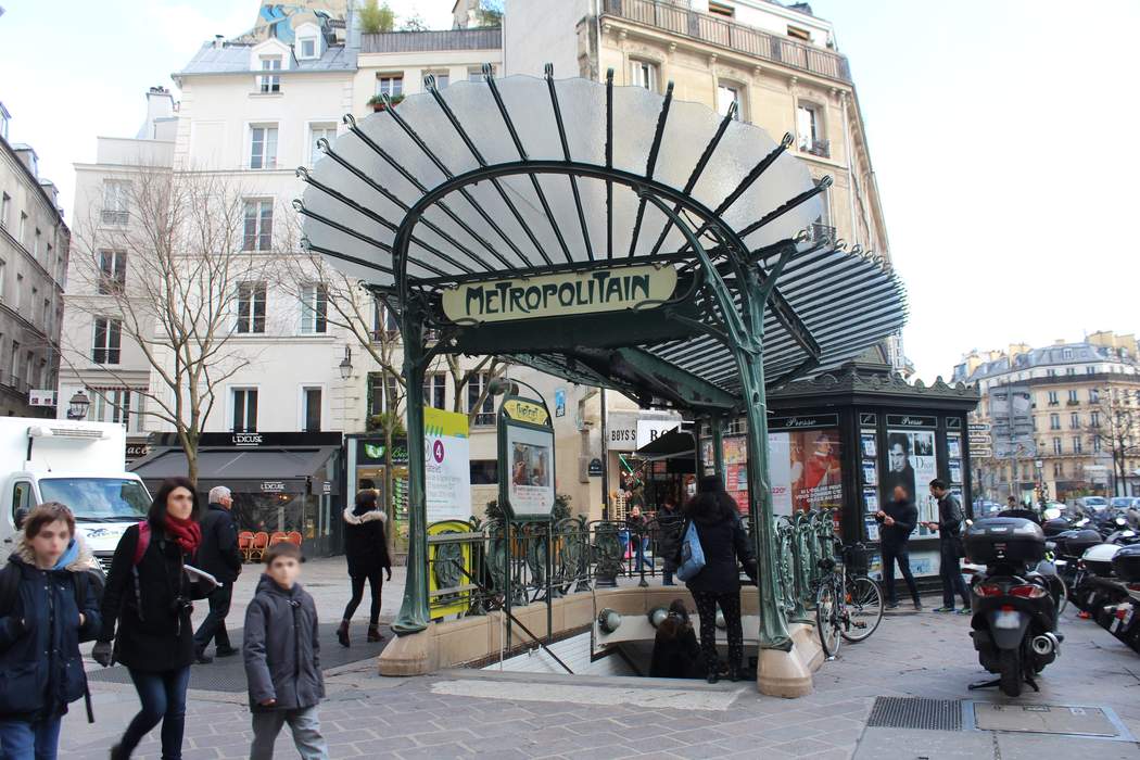 Châtelet station: Central station in the RER and Metro services