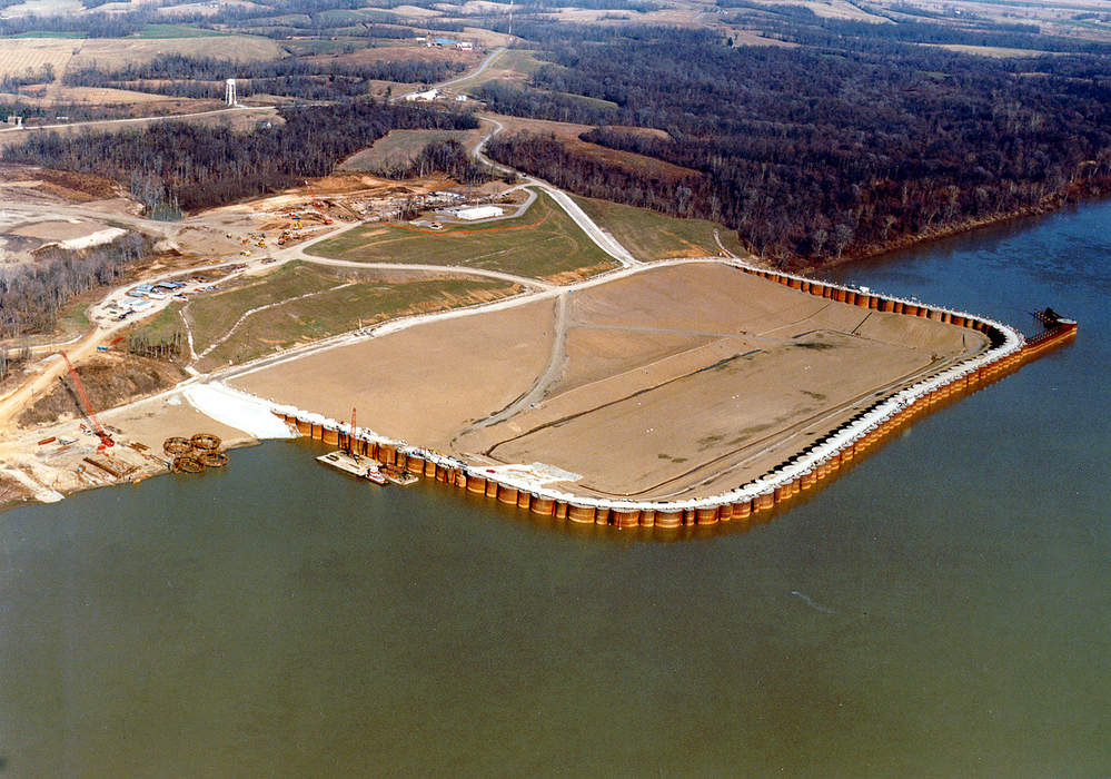 Cofferdam: Barrier allowing liquid to be pumped out of an enclosed area