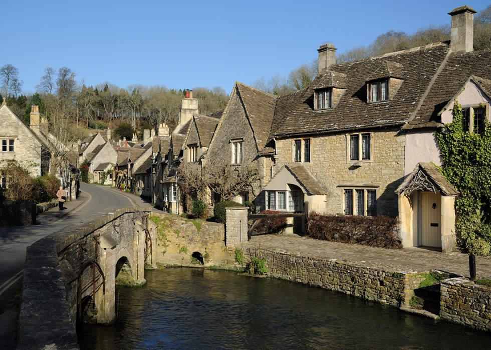 Cotswolds: Protected area in south central England