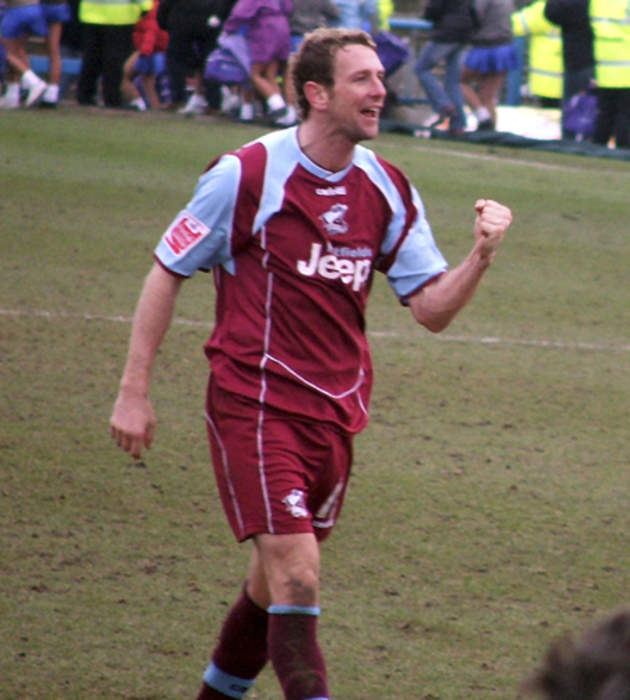 Ian Baraclough: English footballer and manager