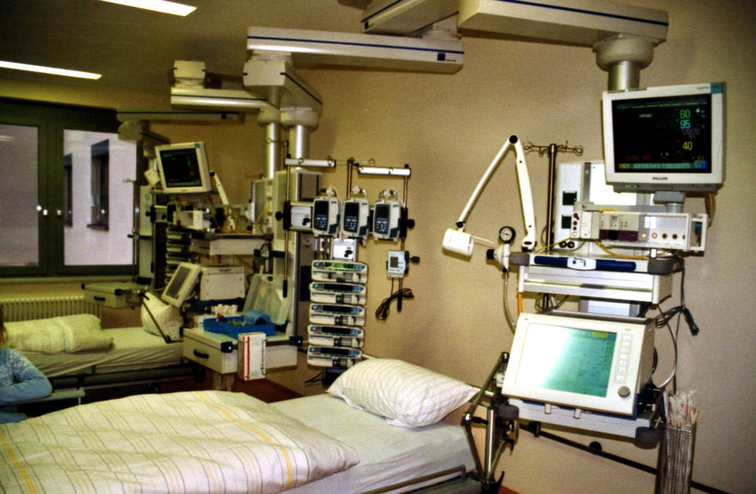 Intensive care unit: Hospital ward that provides intensive care medicine