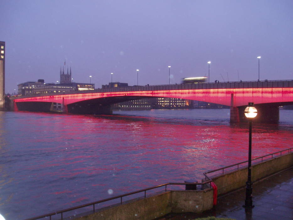 London Bridge: 1973 Thames road bridge in London, England