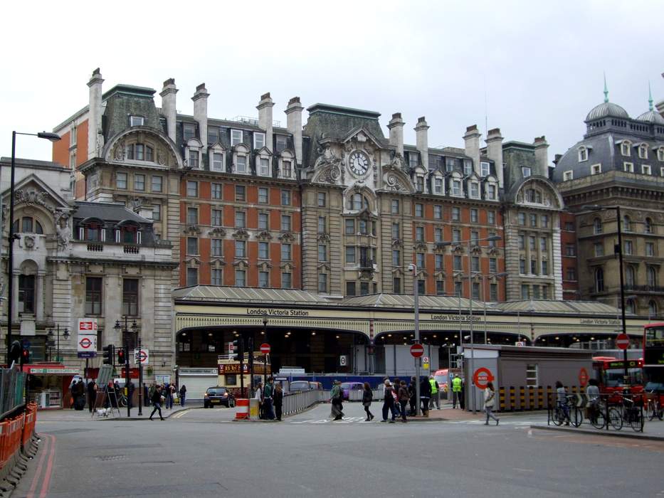 London Victoria station: London Underground and railway station