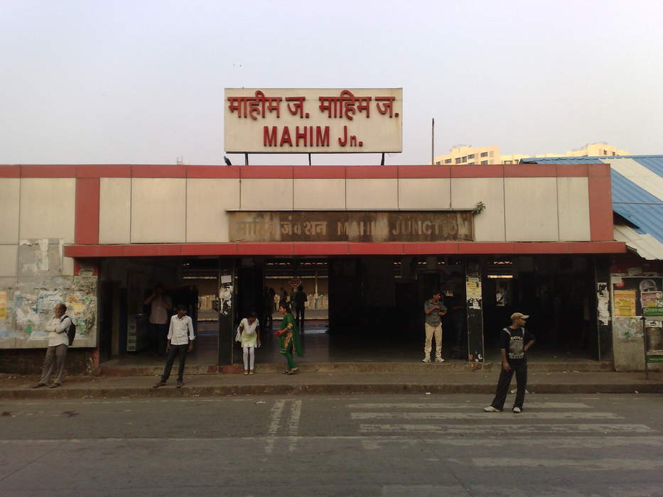 Mahim Junction railway station: Railway Station in Maharashtra, India