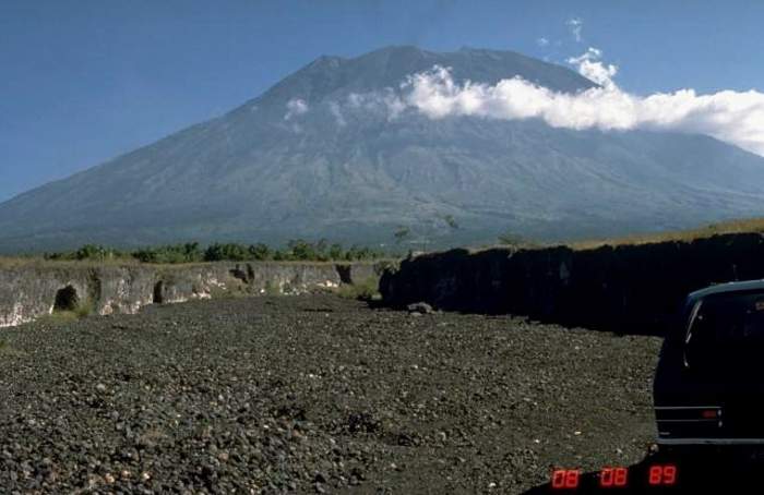 Mount Agung: Active volcano in Bali, Indonesia