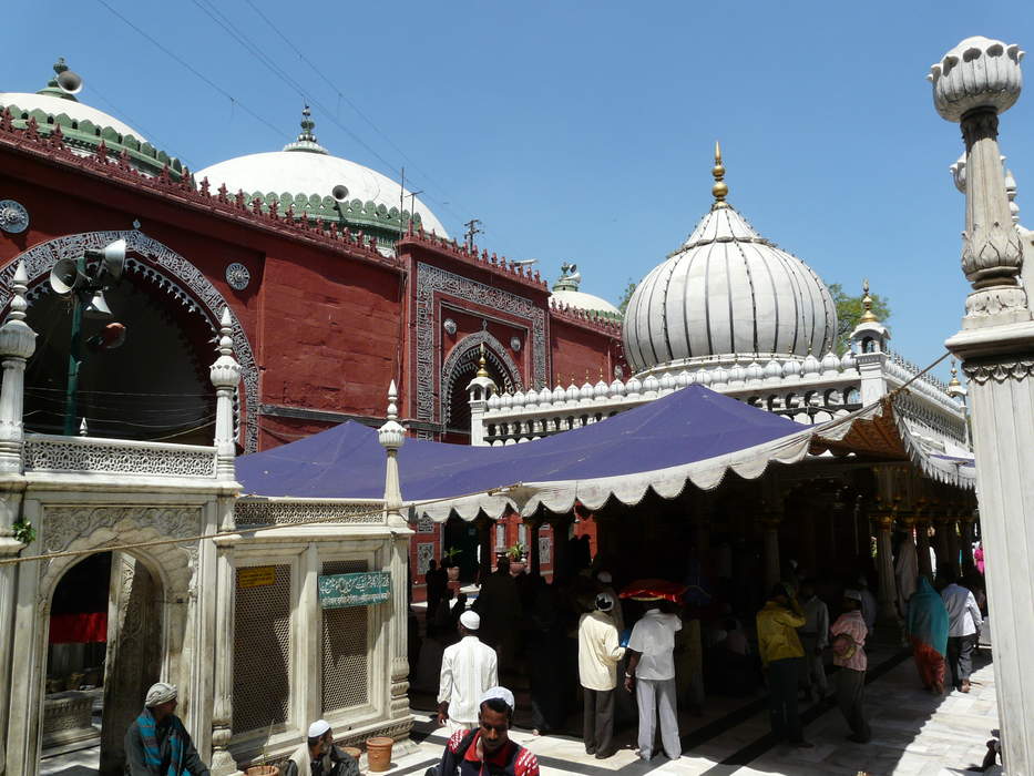 Nizamuddin Dargah: Dargah (mausoleum) of the Sufi saint Khwaja Nizamuddin Auliya