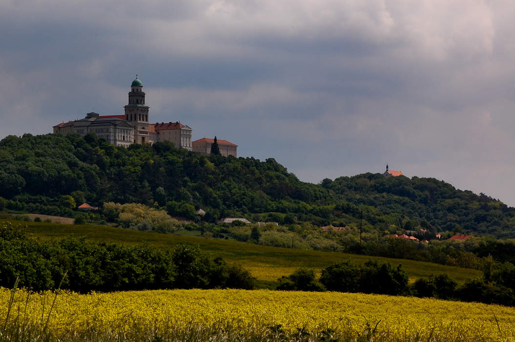 Pannonhalma: Town