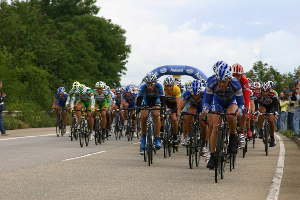 Peloton: Main group of bicycle riders
