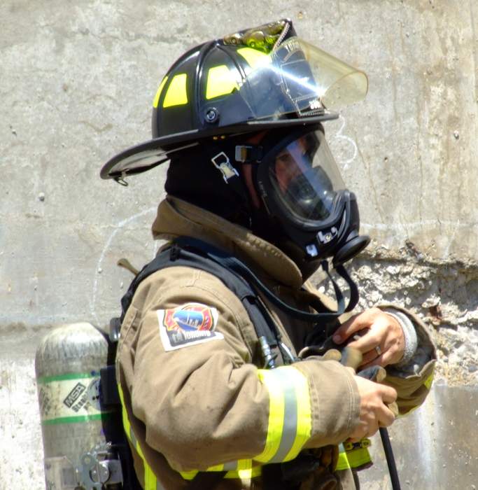 Self-contained breathing apparatus: Breathing gas supplied respirator carried by the user