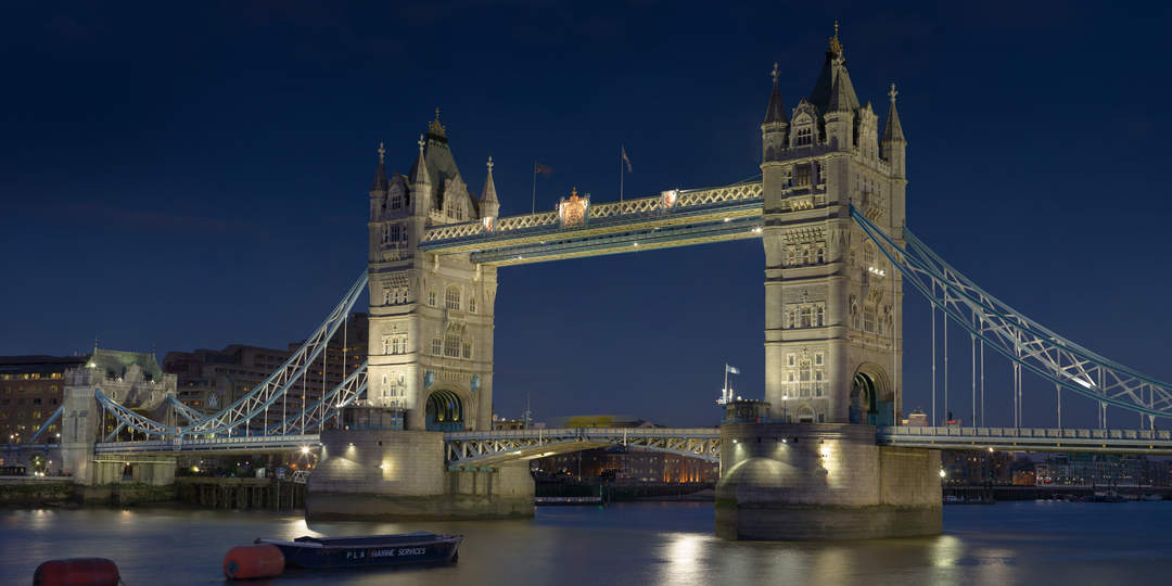 Tower Bridge: Bascule and suspension bridge in London, England