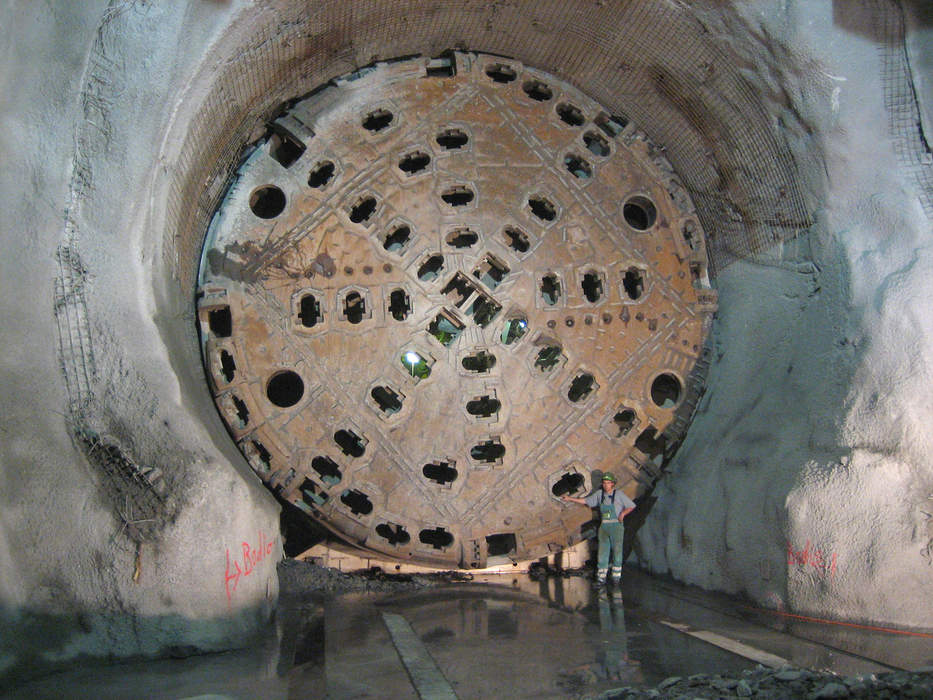 Tunnel boring machine: 