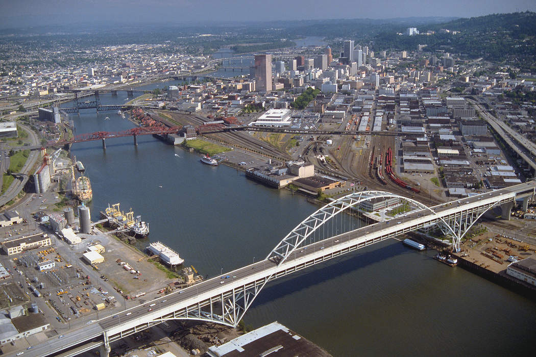 Willamette River: 187-mile Columbia River tributary in northwest Oregon, US